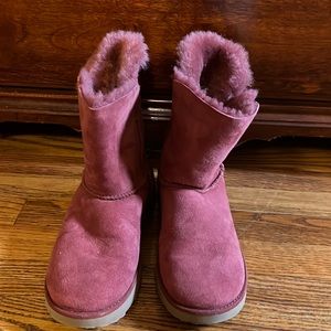 Burgundy short UGGS